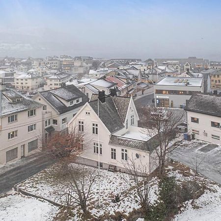 Sentrumsnaer Leilighet Med Hoy Standard Til Utleie. Fosnavag Exterior photo